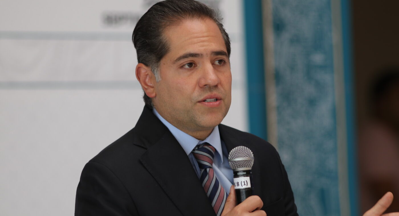 Raúl Bolaños-Cacho Cué habla ante representantes de medios de comunicación.