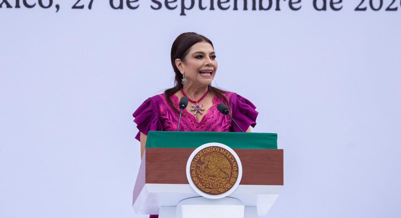 Clara Brugada habla desde el atril presidencial durante la bienvenida a Claudia Sheinbaum en el Zócalo.